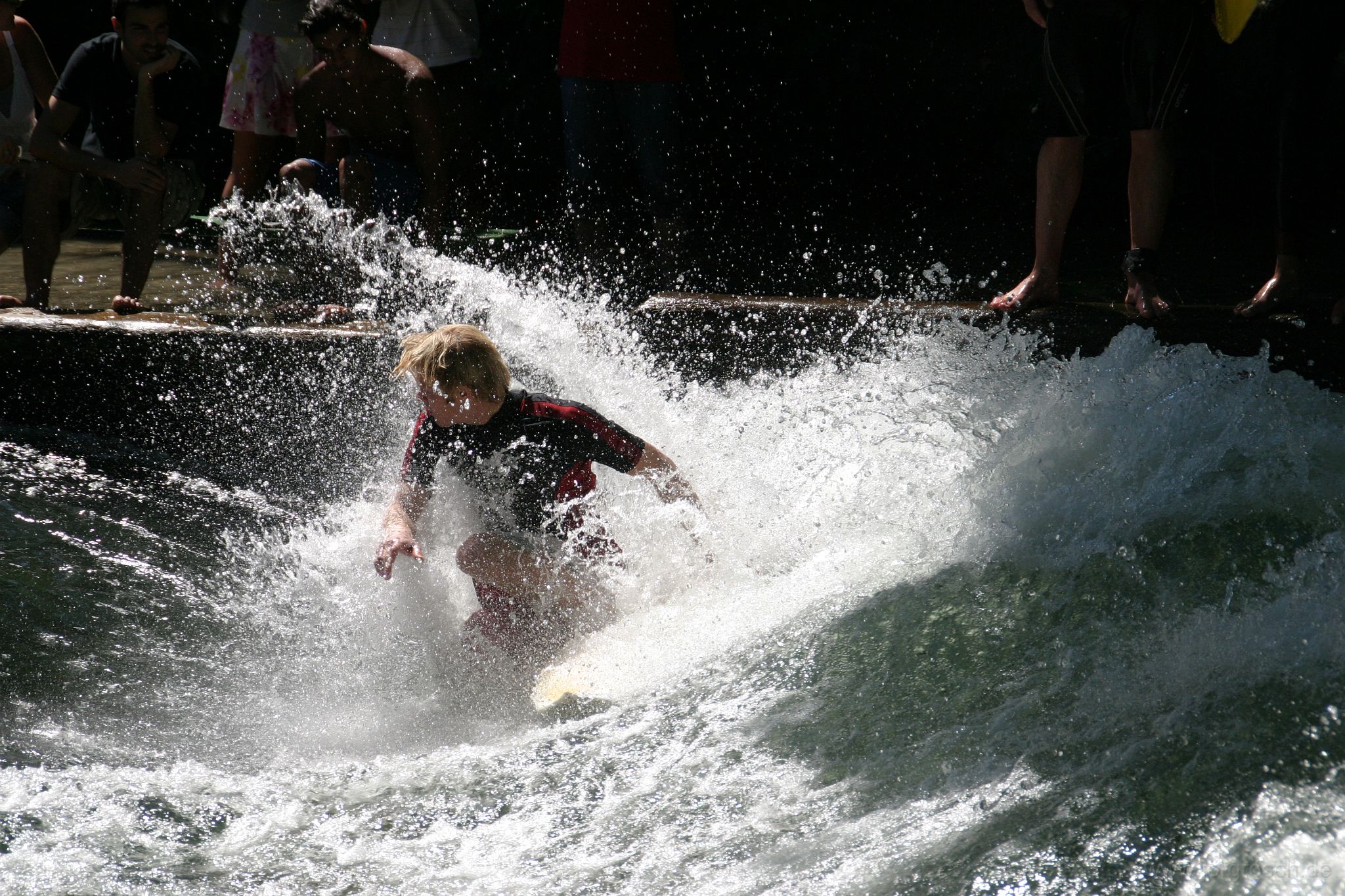20060716 eisbach.jpg - Surfen mitten in München